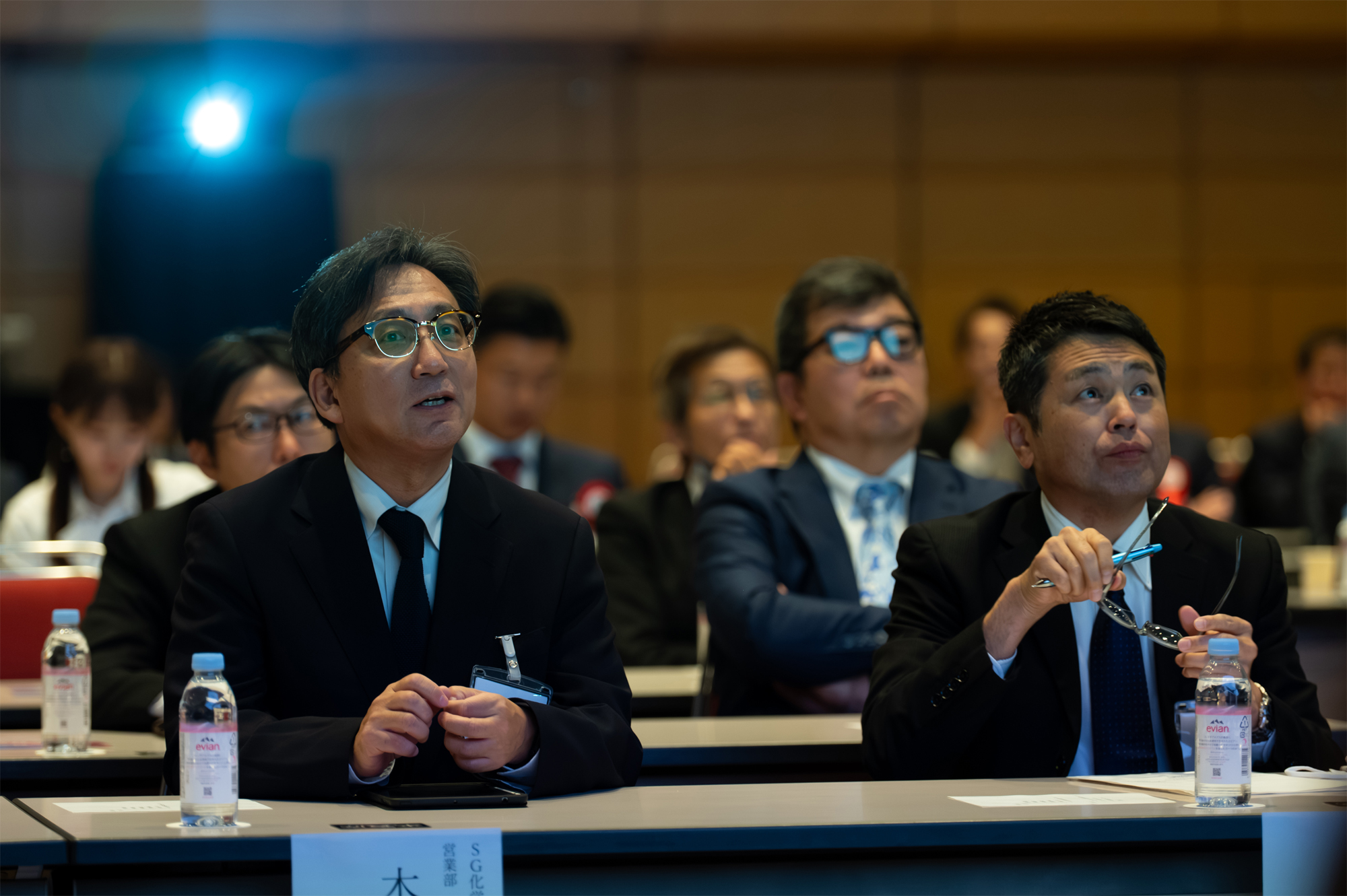 発表に聞き入っている加盟店