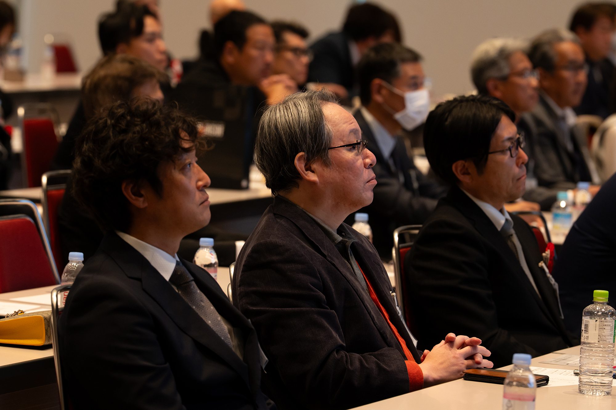 レゴリスホームの発表に聞き入っている加盟店