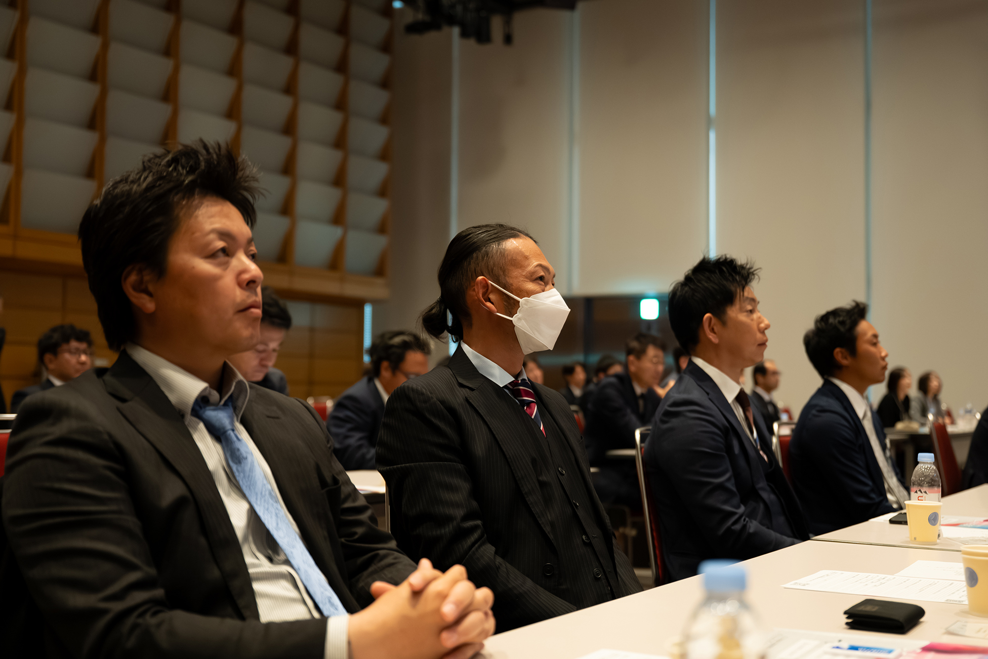 真剣に聞いたいる加盟店