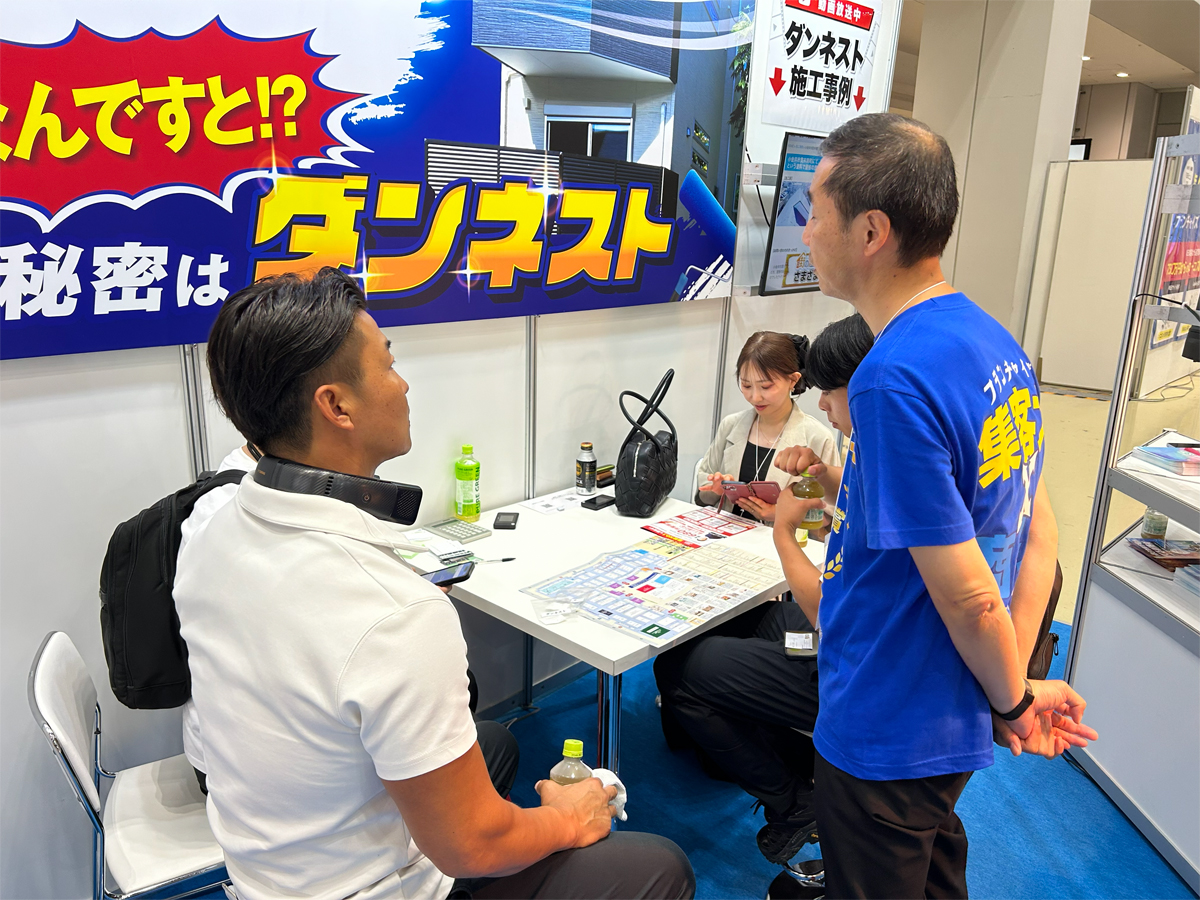 街の屋根やさん加盟店もJACOFのブースに遊びに来てくれました」