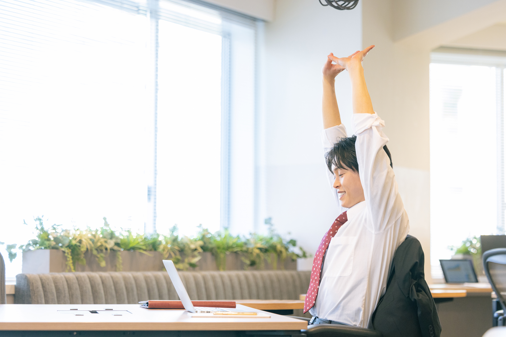リラックスする会社員