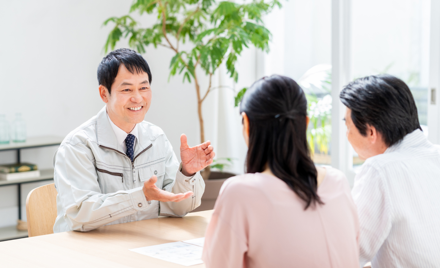 営業がお客様にリフォームを提案している様子